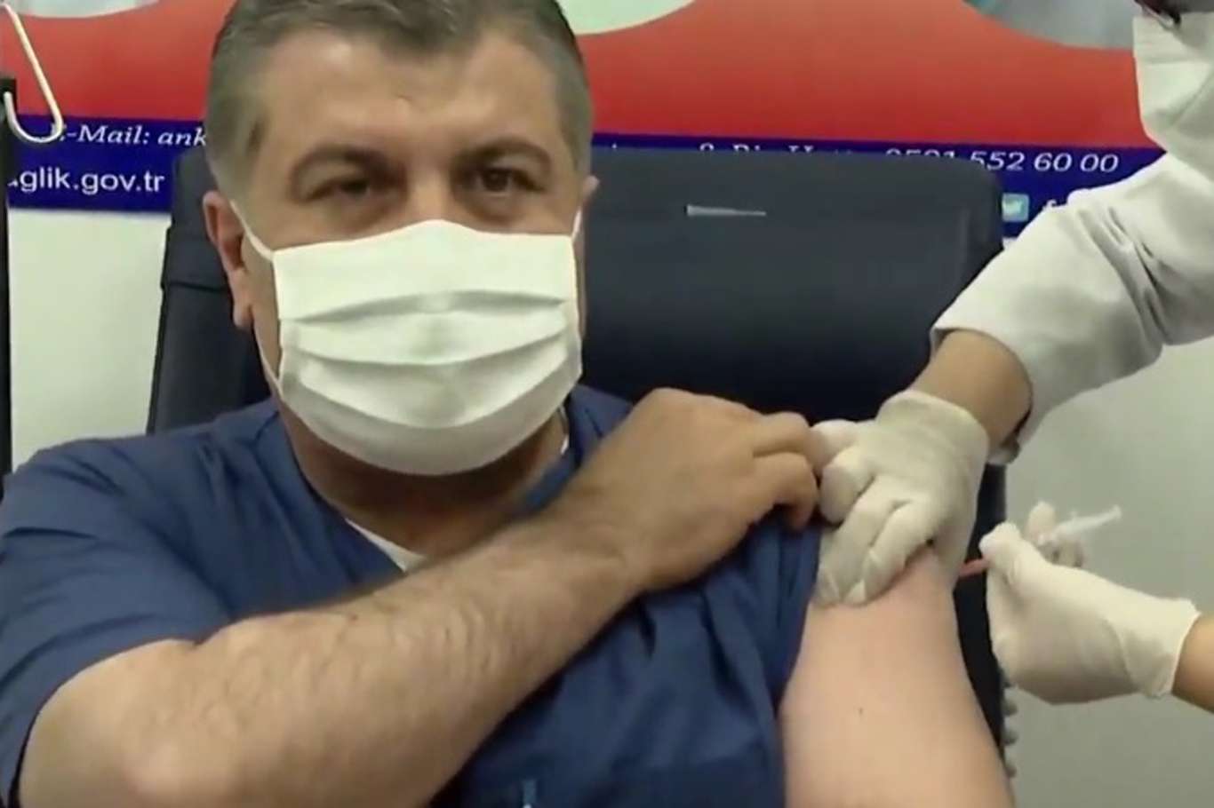 Sağlık Bakanı Koca, Coronavirus aşısını yaptırdı